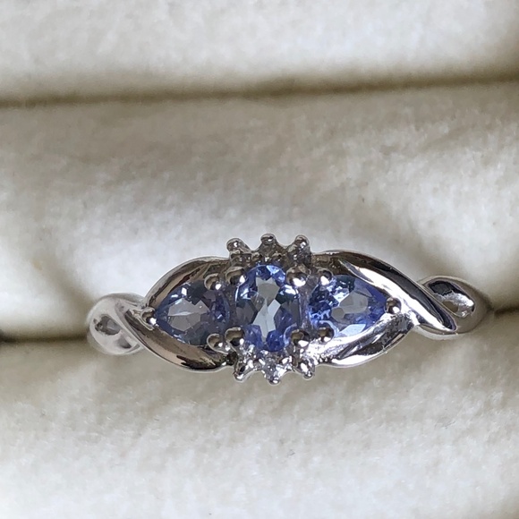 TANZANITE RING IN 10K GOLD SETTING, 3 STONES, DIAMOND CHIPS ON SIDE, NWOT - Picture 1 of 5